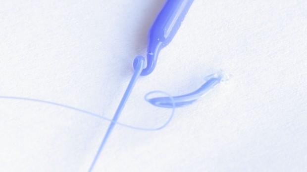 Beim Wechseln der Kunststoff-Stäbe entstehen unsaubere Enden, die dann abgeschnitten werden müssen.